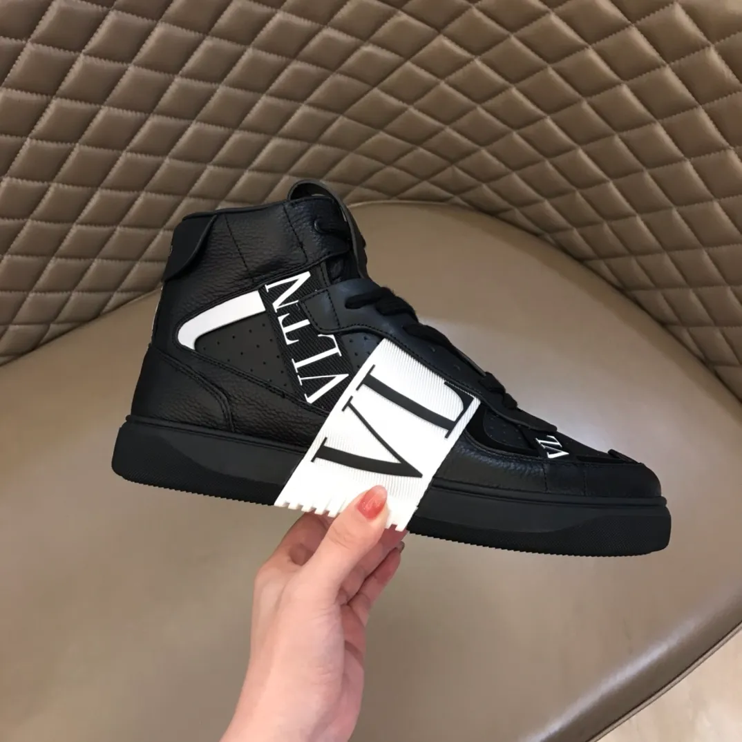 p480 "VALETINO**" new high-top 🆕 calfskin lace-up sneakers. No man should be able to refuse these shoes. The classic color scheme is so handsome! Purchase a high-precision replica of the original version to instantly sell off the market currency! 6 VLTN logo rubber effect straps - Valentino Garavani Logo printed on the back and tongue, all materials are customized to ensure quality! Size: 38-44